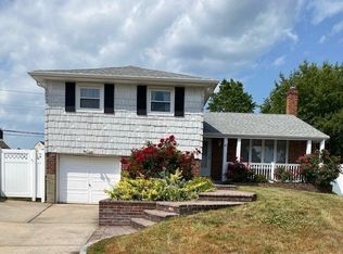 42 Willets Dr, Syosset, NY 11791
