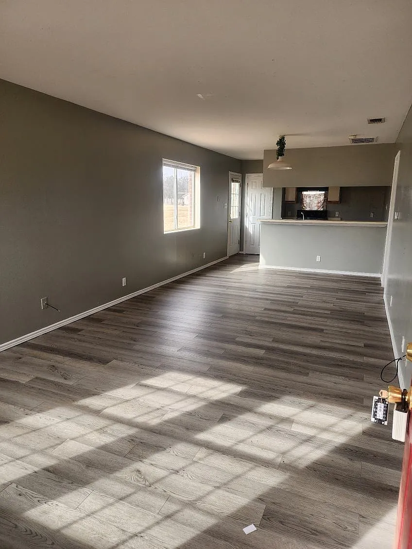 406 SE Railroad — Photo 3
