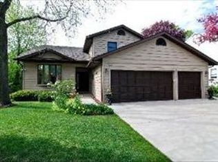 77 Linden Ave, Lake Forest, IL 60045