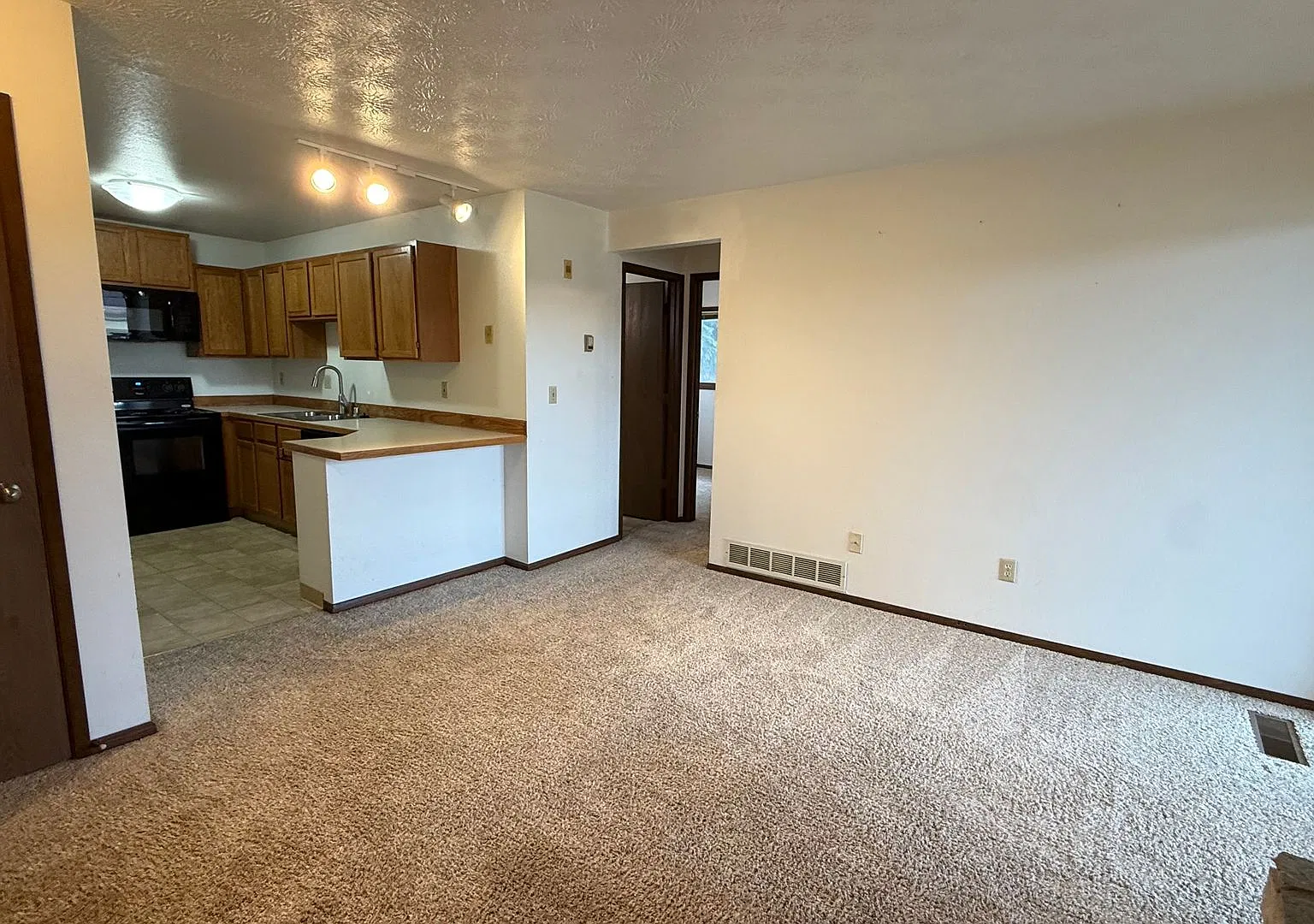 A cozy (2) bedroom condo located in Independence Park! — Photo 1