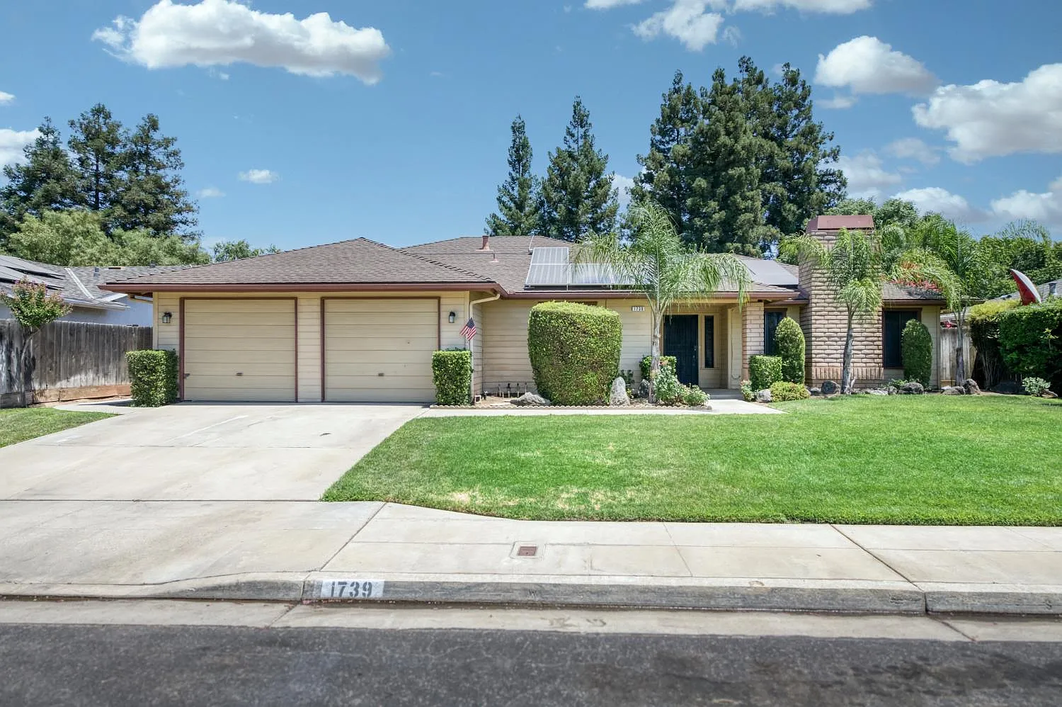 1739 Ash Ave photo 1