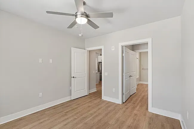 400 E Broad St — Photo 8