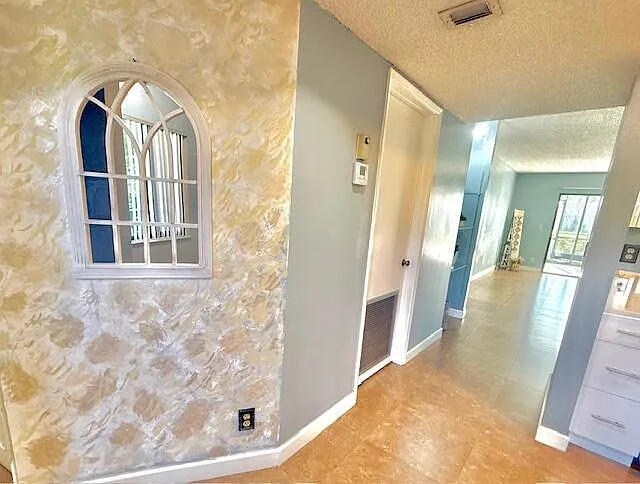 Building Photo - 2202 S Cypress Bend Dr #101