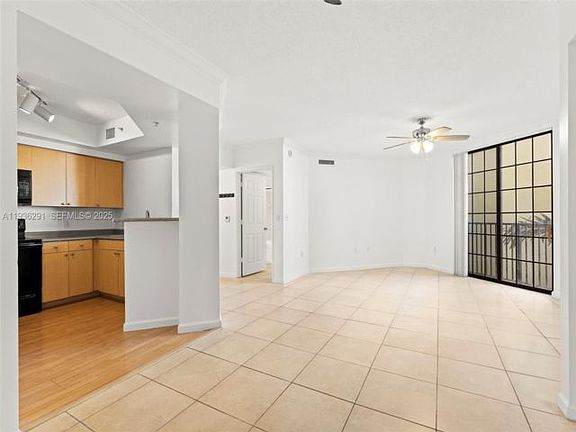 2nd image of 418A-1919 Van Buren St #418A