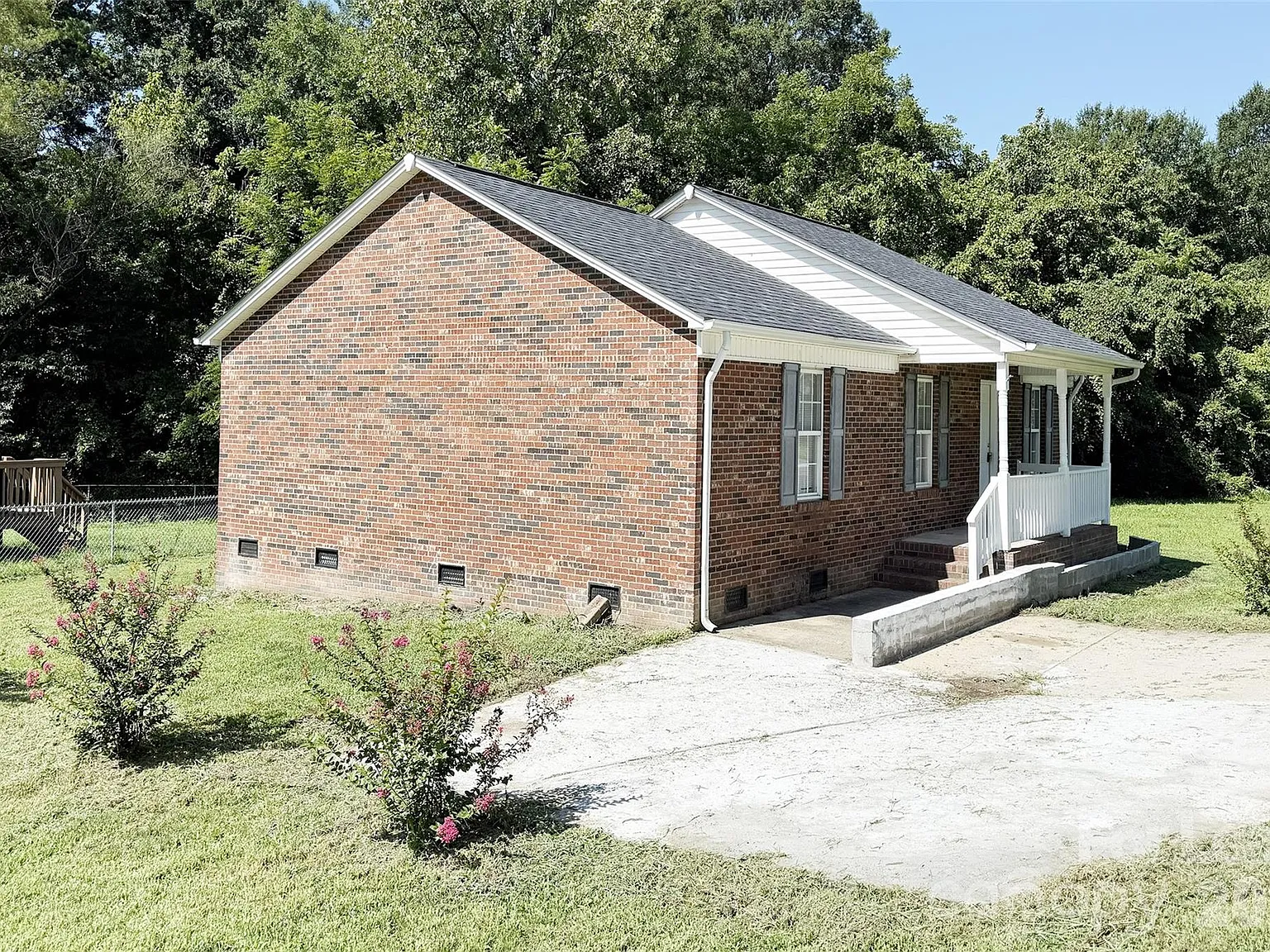 3 bed, 2.0 bath, 1052 sqft, $1,350 — Photo 4