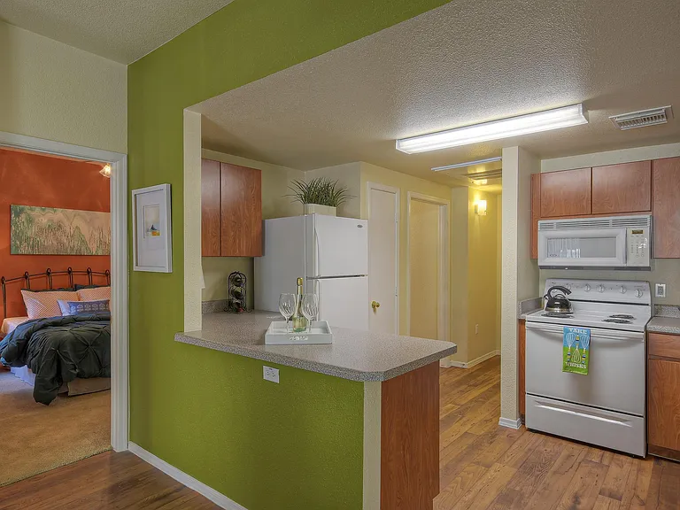 Deer Valley Regency Apartments — Photo 14