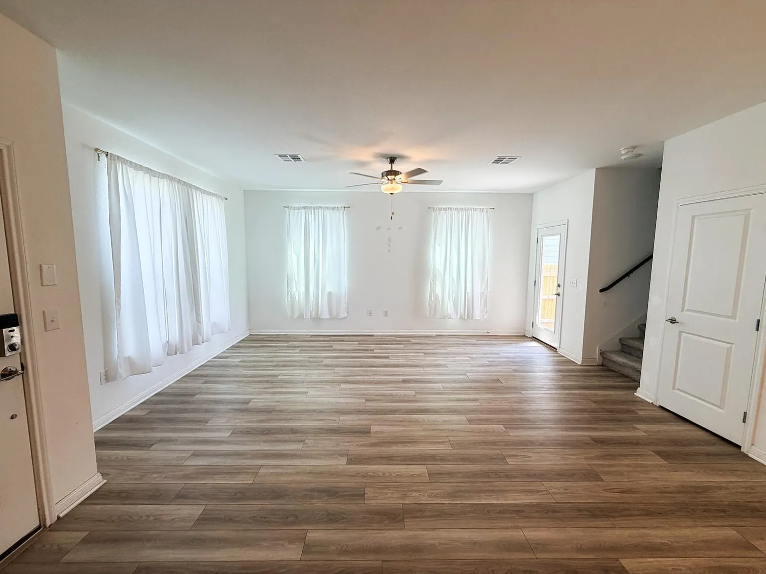 3 bed, 2.5 bath, 1518 sqft, $2,300 — Photo 3