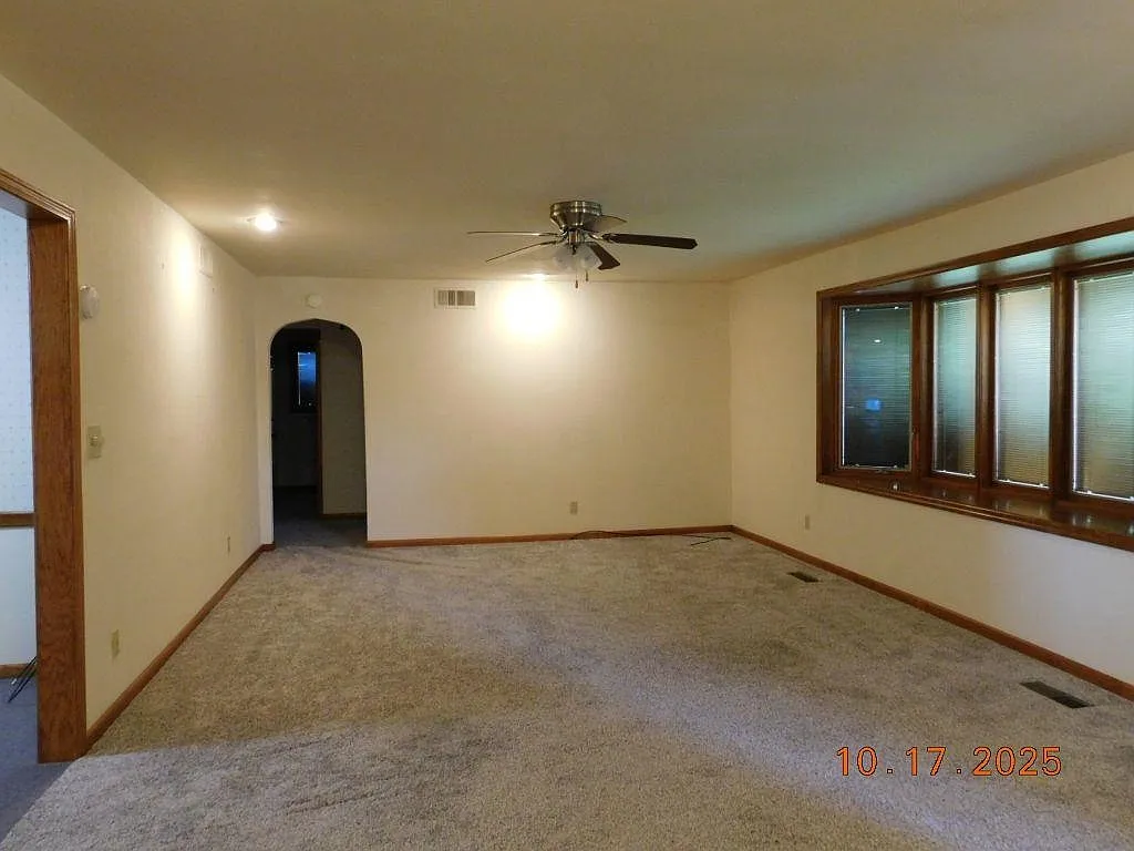 3 bed, 1366 sqft, $1,675 — Photo 2