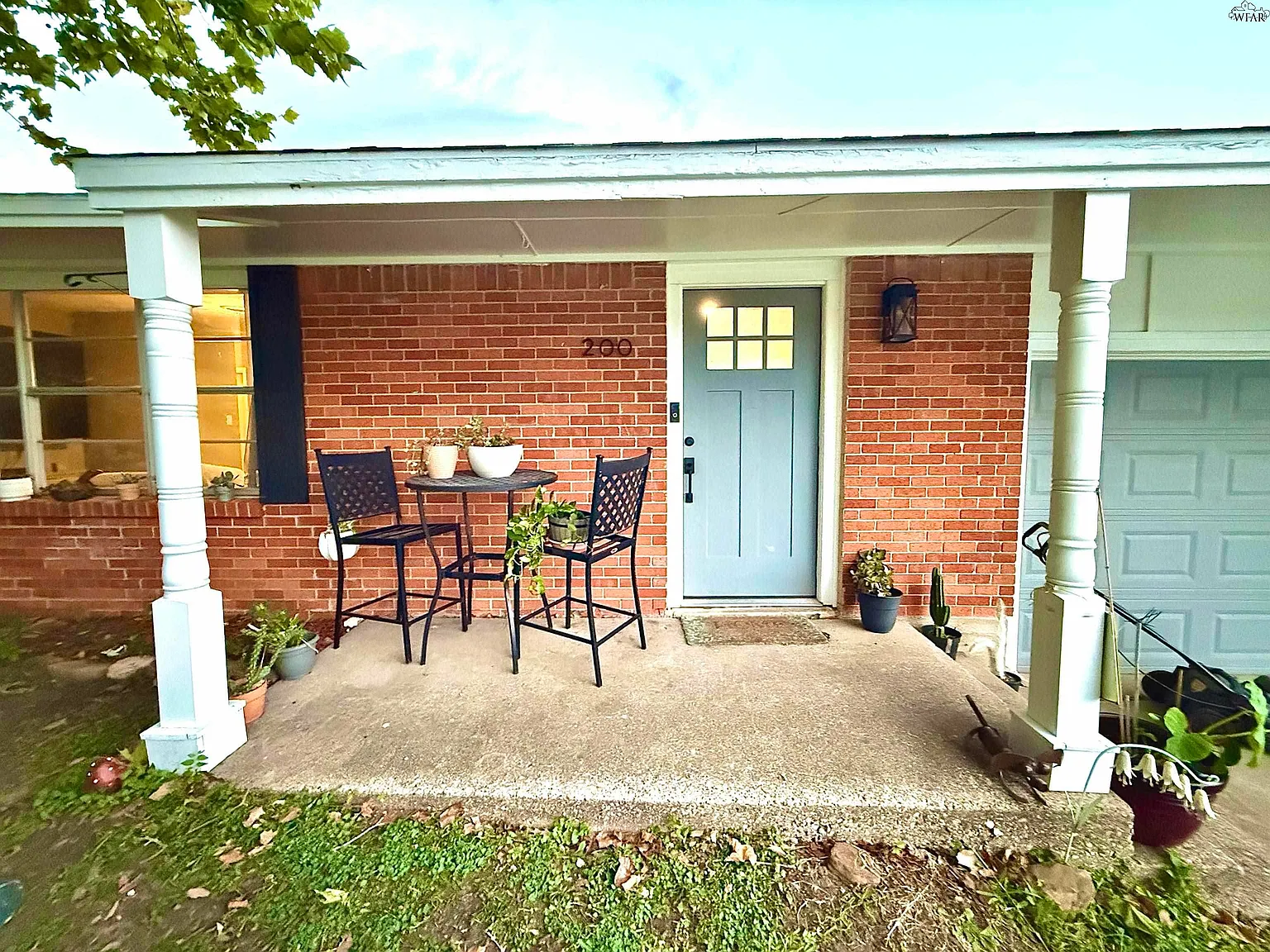 3 bed, 1.5 bath, 1328 sqft, $1,700 — Photo 2