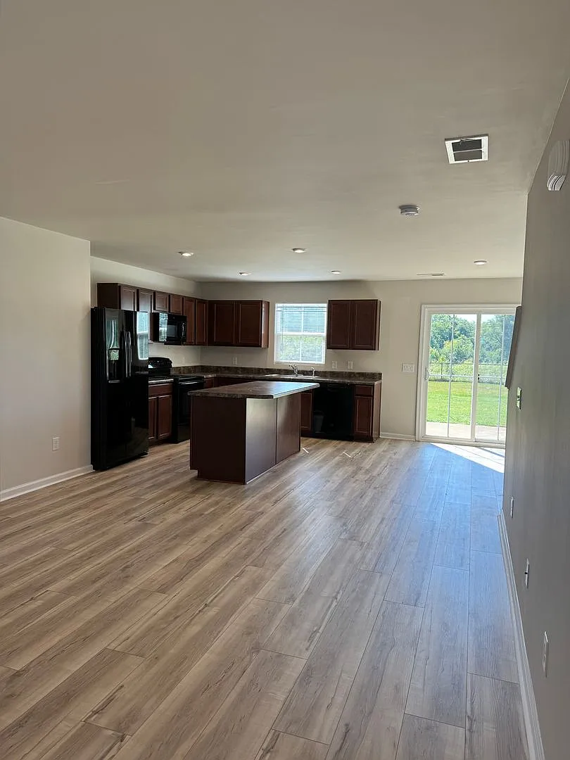 Building Photo - 8 Castlebrook Dr