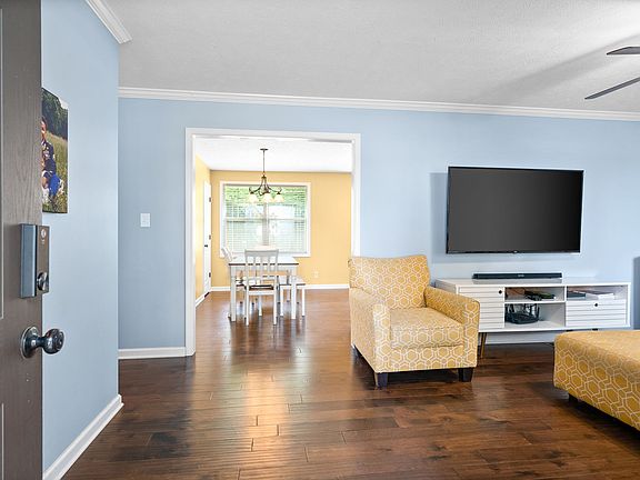 4th image of 215 Taft Dr