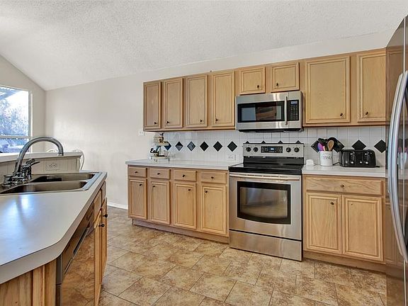 5th image of 301 Newport Dr
