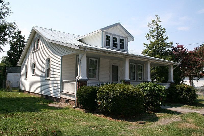 1st image of 2300 Des Moines Ave