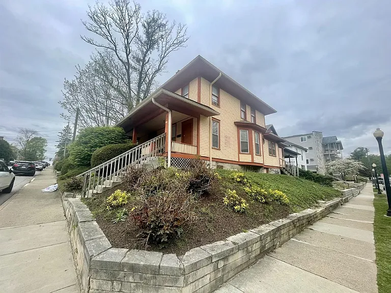 221 E 9th St — Photo 26