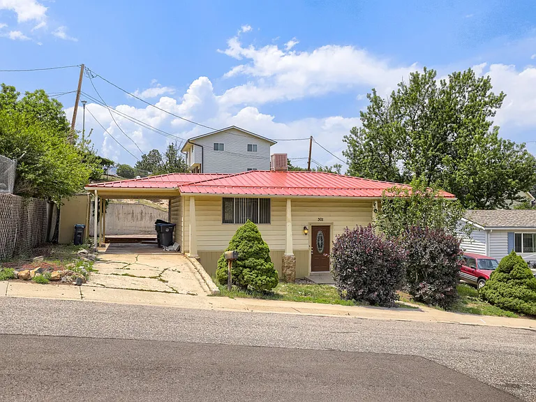 301 Moss St — Photo 2
