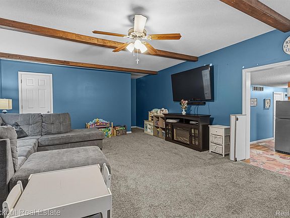 5th image of 8052 Irish Rd