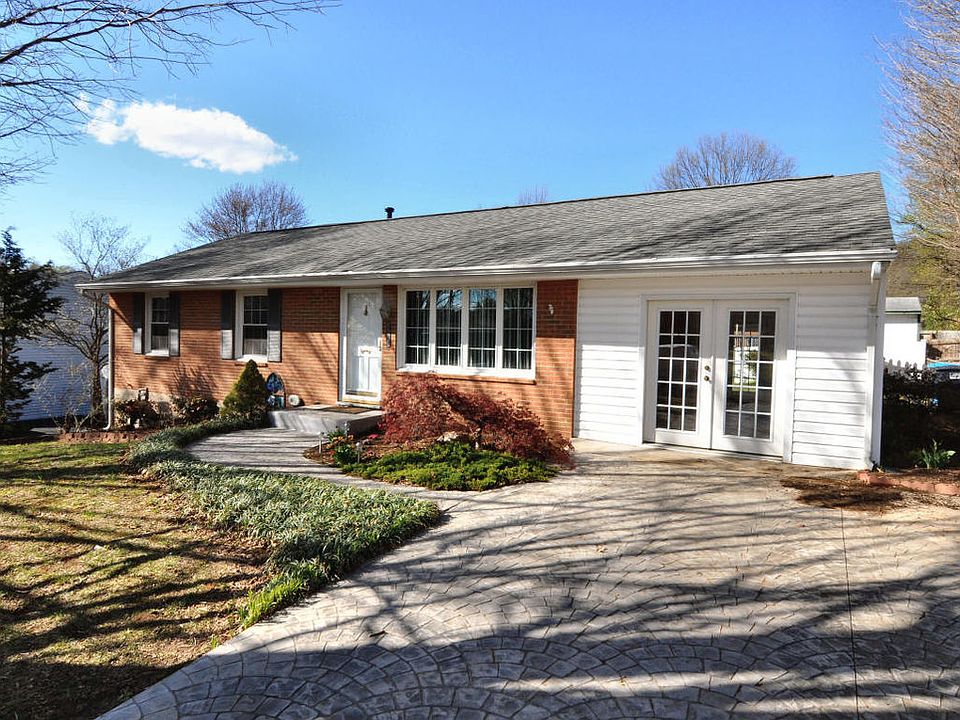 1st image of 4624 Sanders Dr NE