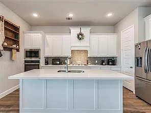 114 Chinaberry Bnd — Photo 2