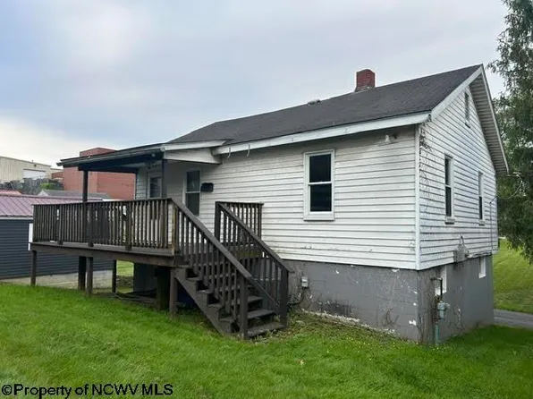 122 1/2 Reeves Ave, Fairmont, WV 26554