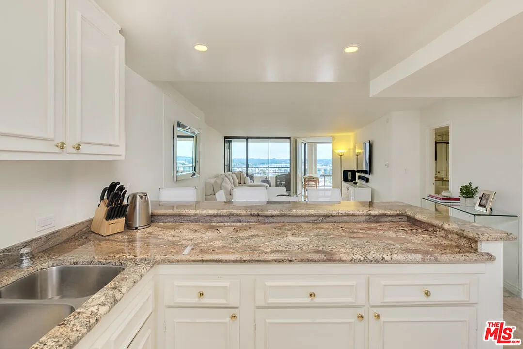 1 bed, 1.0 bath, 935 sqft, $4,500 — Photo 4