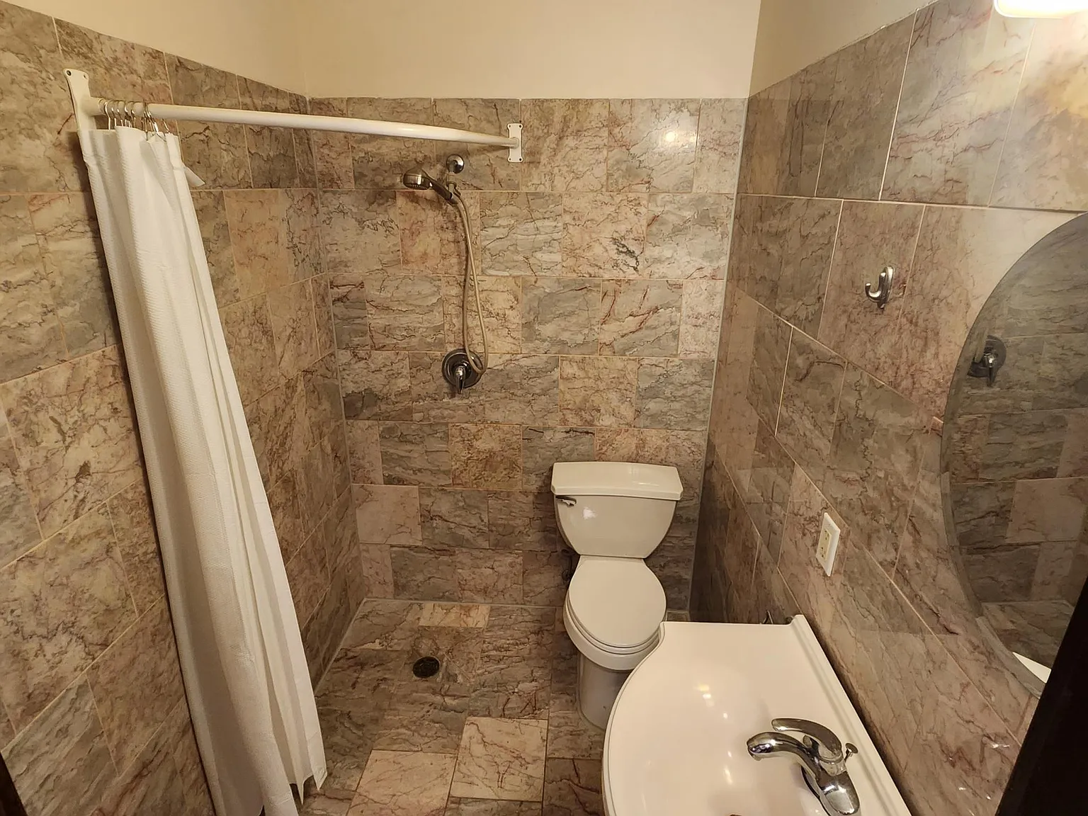 3 bed, 1350 sqft, $2,490 — Photo 3