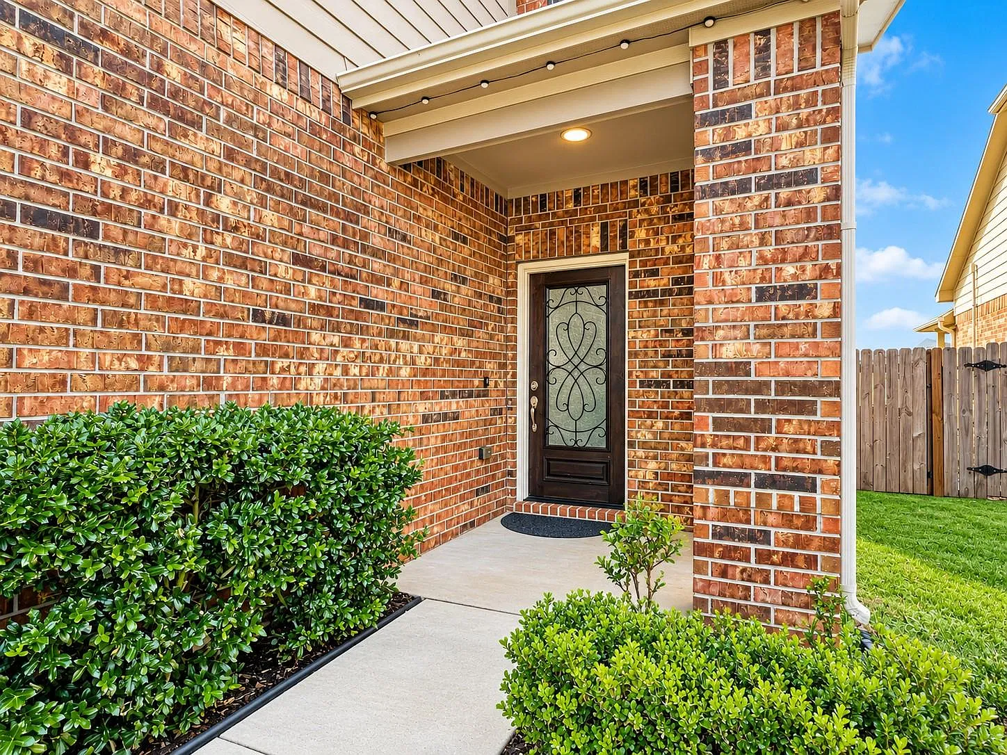 3 bed, 2.5 bath, 2192 sqft, $2,400 — Photo 3