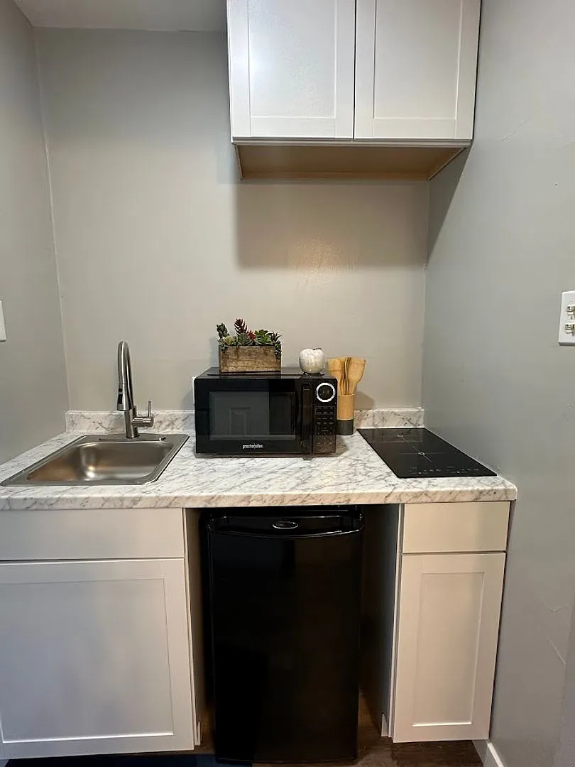 Clean, updated unit with utilities included -Affordable living without a Roomate! — Photo 4