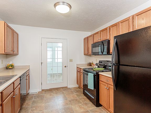 3rd image of 33 Hickory Ln