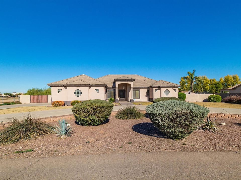 Large House in Equestrian/Ranchette Subdivision