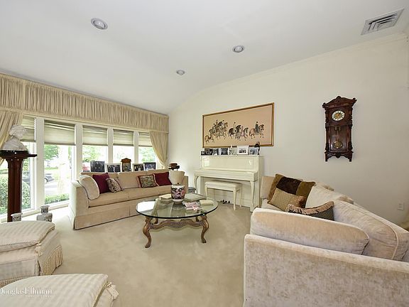 4th image of 27 Laura Ln