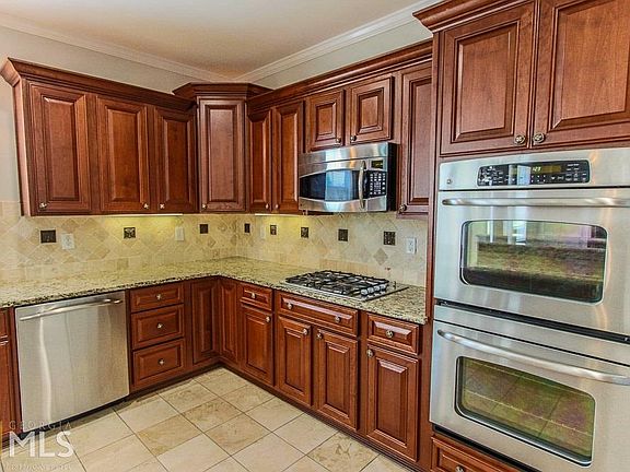 5th image of 127 Village Green Cir