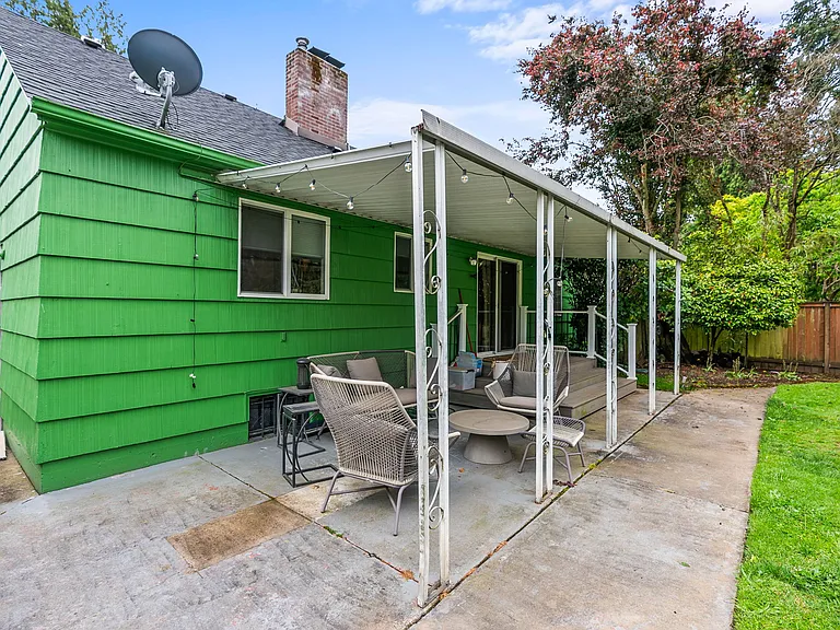 233 NE Holland St — Photo 31