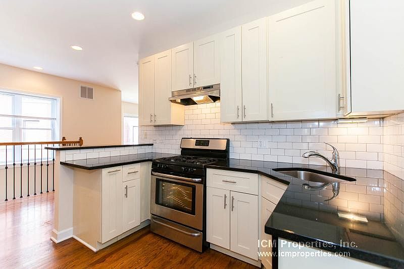 1st image of 855 W Cornelia Ave #1P