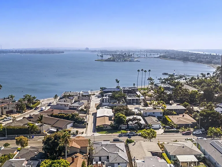 952 Pacific Beach Dr — Photo 32