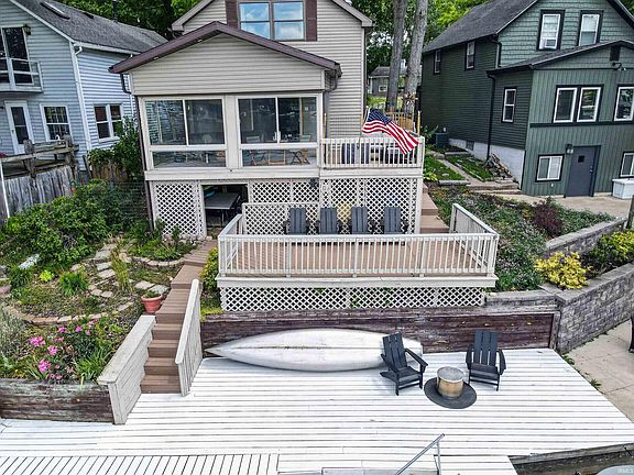 3rd image of 824 Lakeside Cir