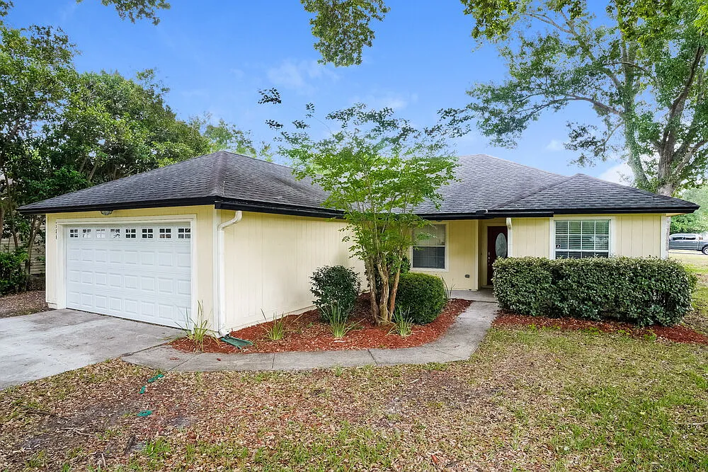 3 bed, 2.0 bath, 1331 sqft, $1,955 — Photo 3
