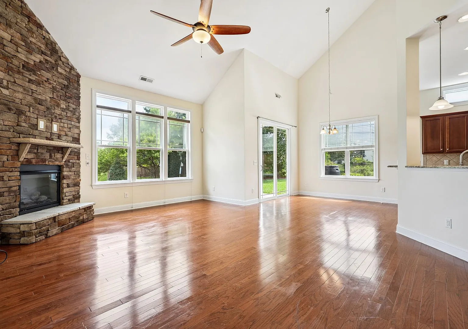 Application Pending--Beautiful home in a Quiet Cul-de-Sac with Solar savings! Half off first mont... — Photo 4