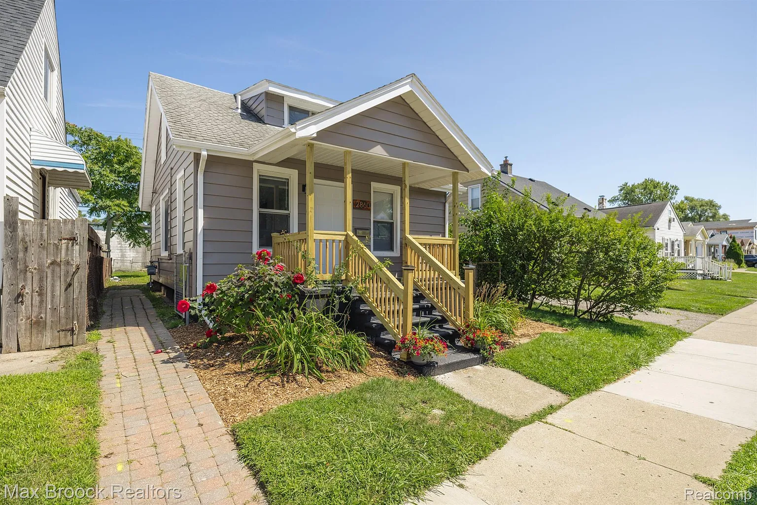 2860 Goodrich St photo 1