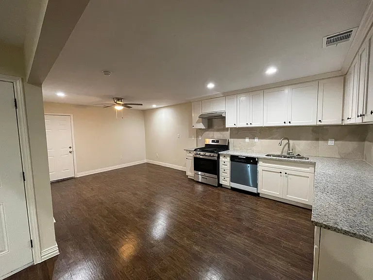 215 W Rochelle Rd — Photo 7