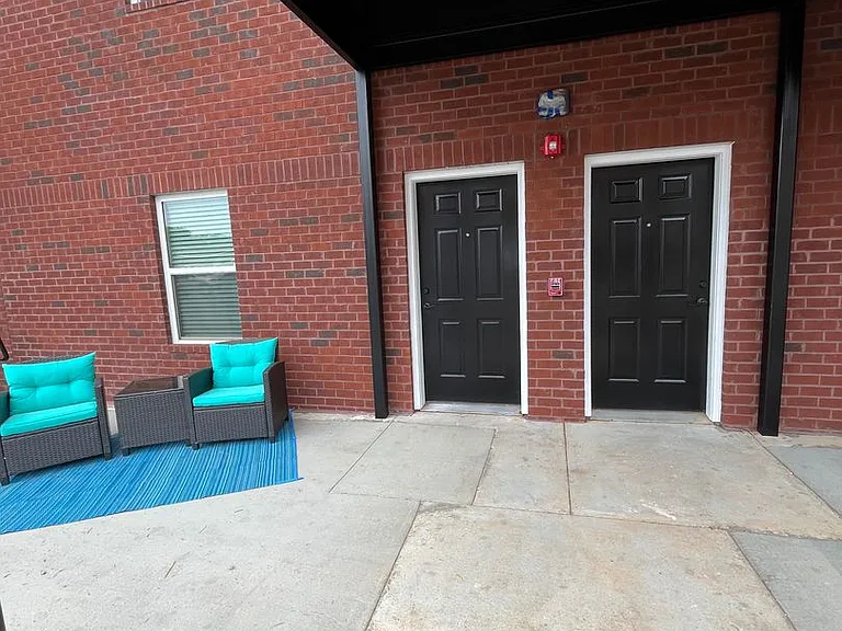 501 E Elm St — Photo 1