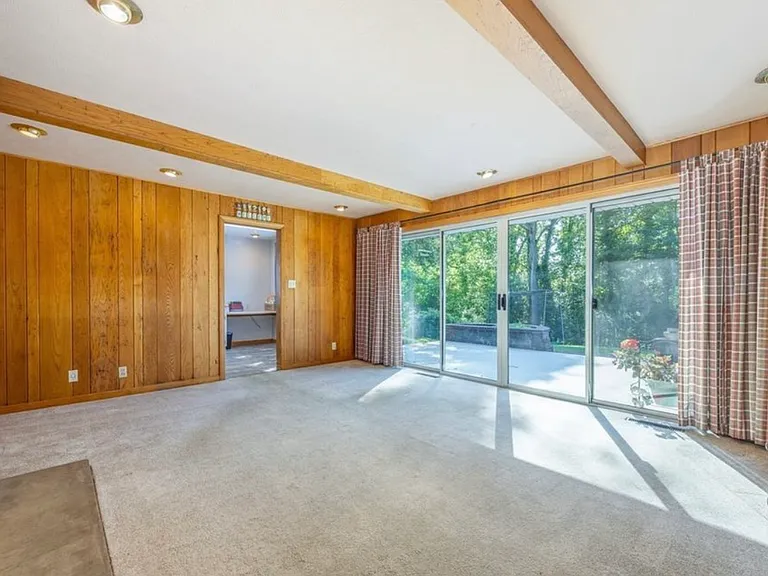 910 Glendale Rd — Photo 5