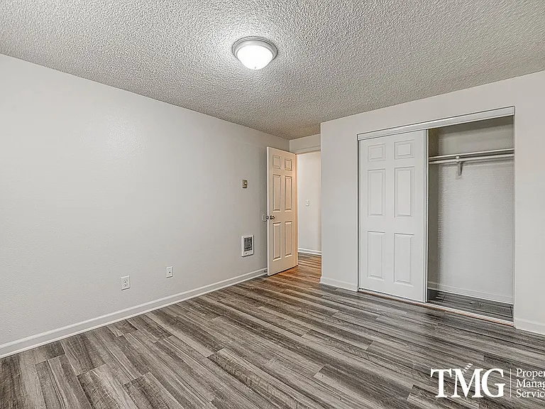 Willow Creek Apartments — Photo 14