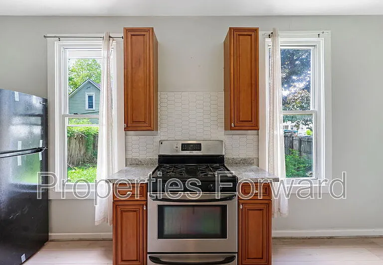 673 E Sycamore St — Photo 13