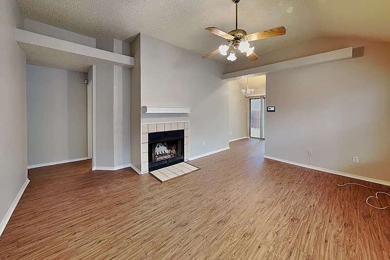 3 bed, 2.0 bath, 1006 sqft, $1,595 — Photo 2