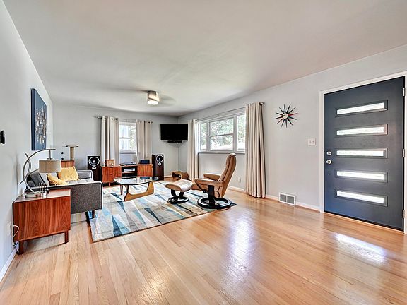 4th image of 36 Newman Ave