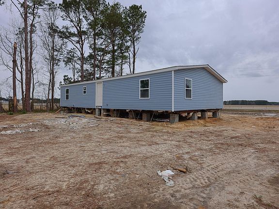 3rd image of 400 Airport Rd.