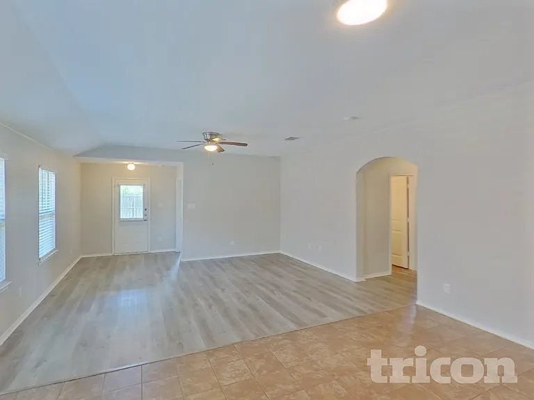1062 Churchill Dr — Photo 2