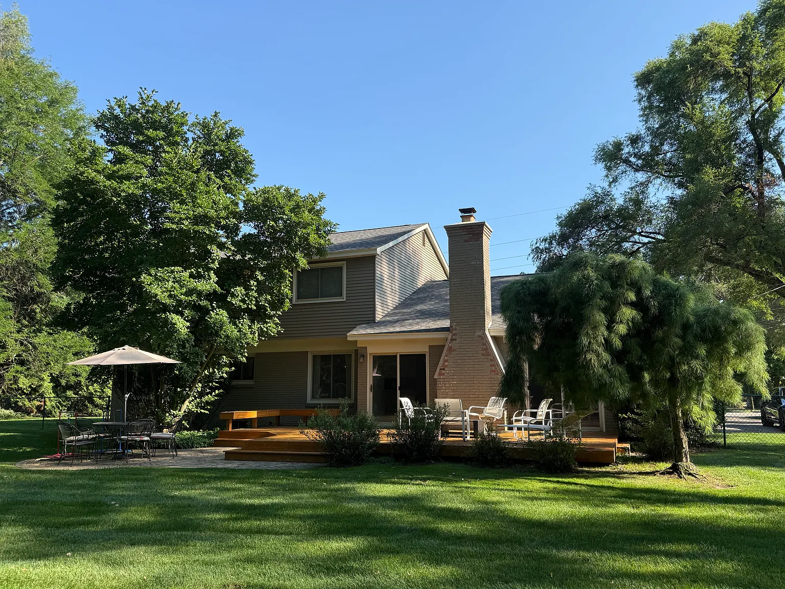 4 bed, 2.5 bath, 2453 sqft, $4,500 — Photo 2