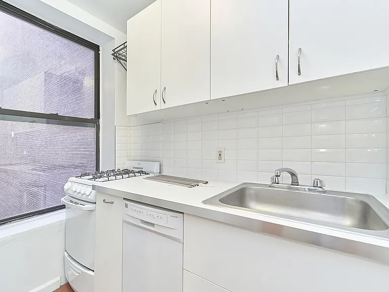 319 E 95th St #14 — Photo 4