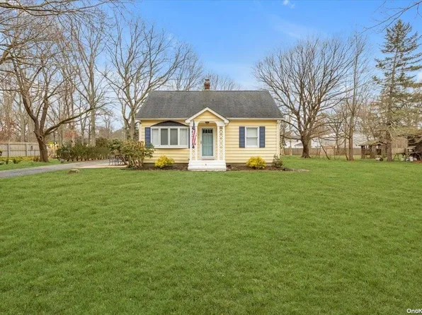 31 Old Stone Road, Calverton, NY 11933